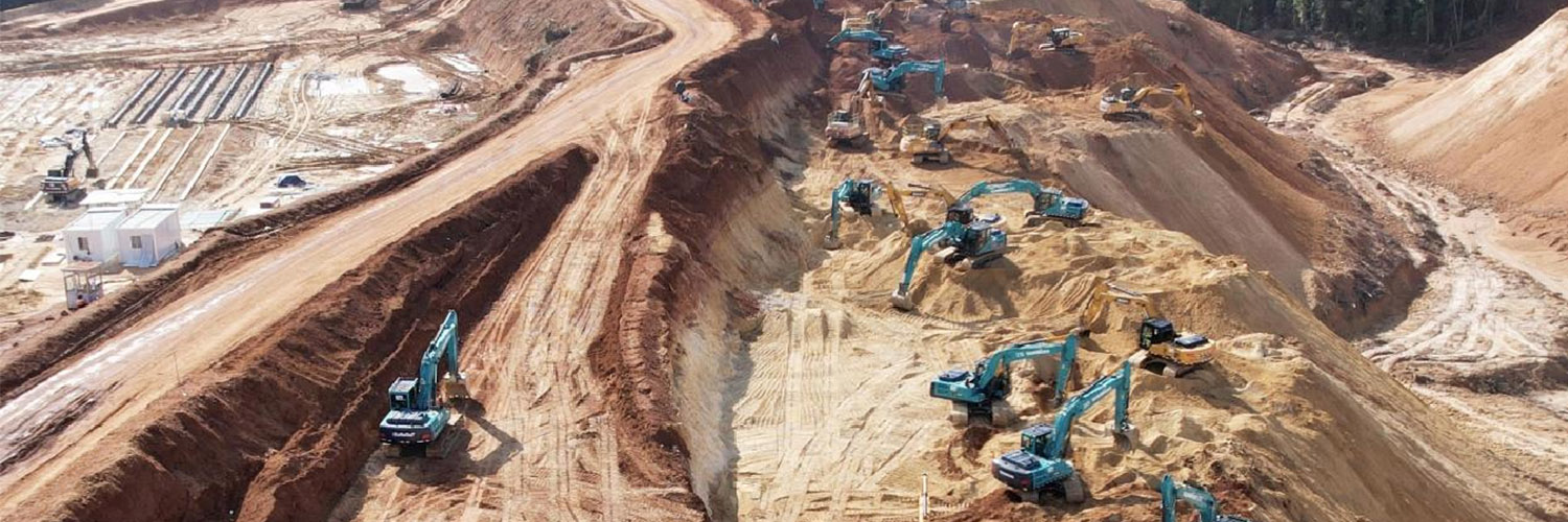 Indonesia - Escavatori e camion da miniera